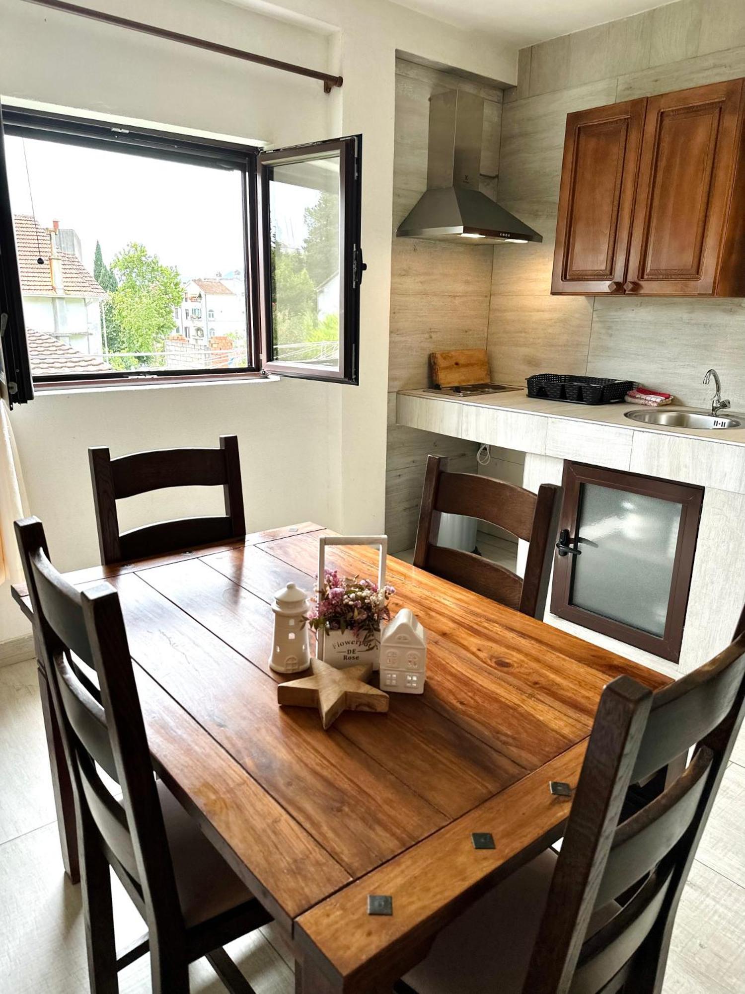 Apartments Simovic Tivat Buitenkant foto